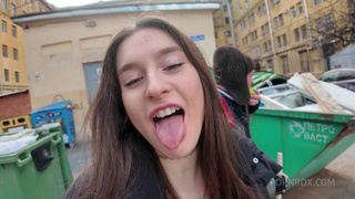 Ебанутая блогерша привела домой бомжа и занялась с ним сексом - Jane White