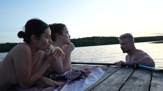 Приехал в деревню ловить сома и щуку, а в итоге ебу в анал на речке двух незнакомых шлюх