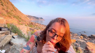 Рыжая красотка в очках круто сосет и надрачивает член, это лучший отпуск